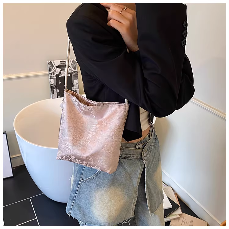 Sac épaule jacquard style chinois rose pâle image 6