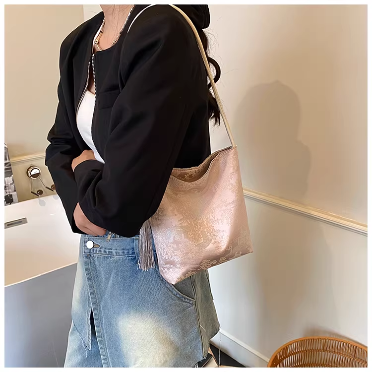 Sac épaule jacquard style chinois rose pâle image 2