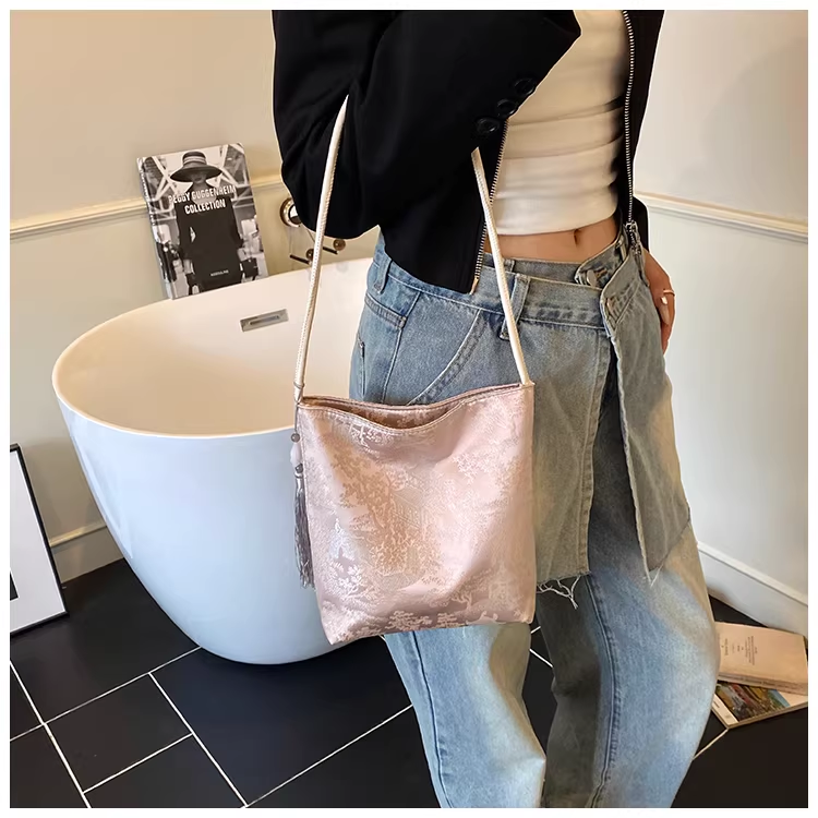 Sac épaule jacquard style chinois rose pâle image 5